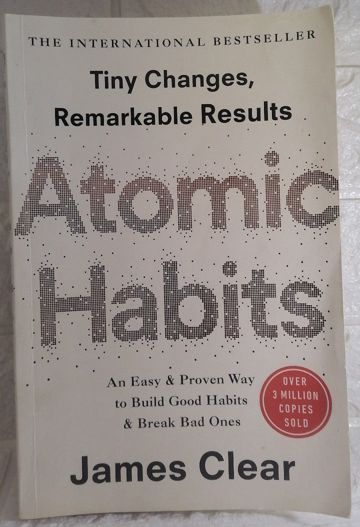 Front Cover Of Atomic Habits: An Easy & Proven Way to Build Good Habits & Break Bad Ones (James Clear)
