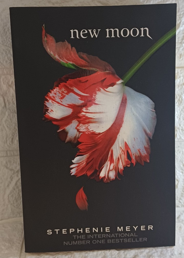 Front Cover Of New Moon (Twilight, #2) (Stephenie Meyer)