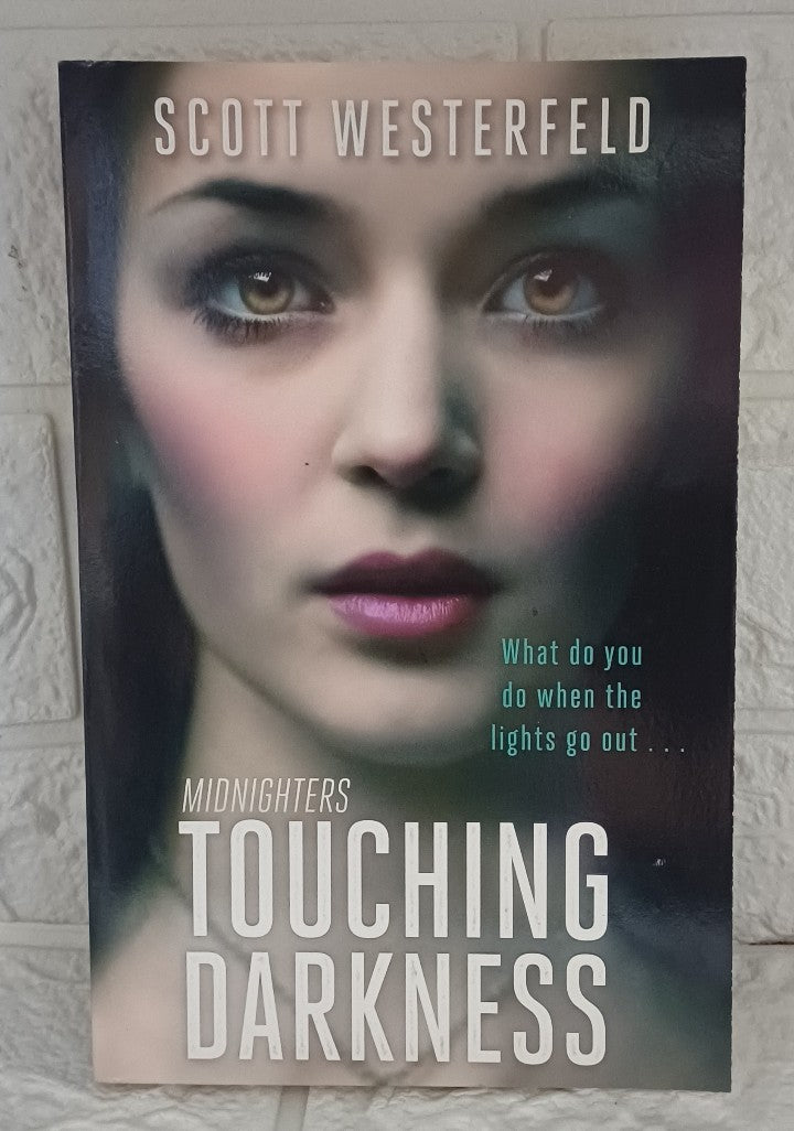 Front Cover Of Touching Darkness (Midnighters, #2) (Scott Westerfeld)