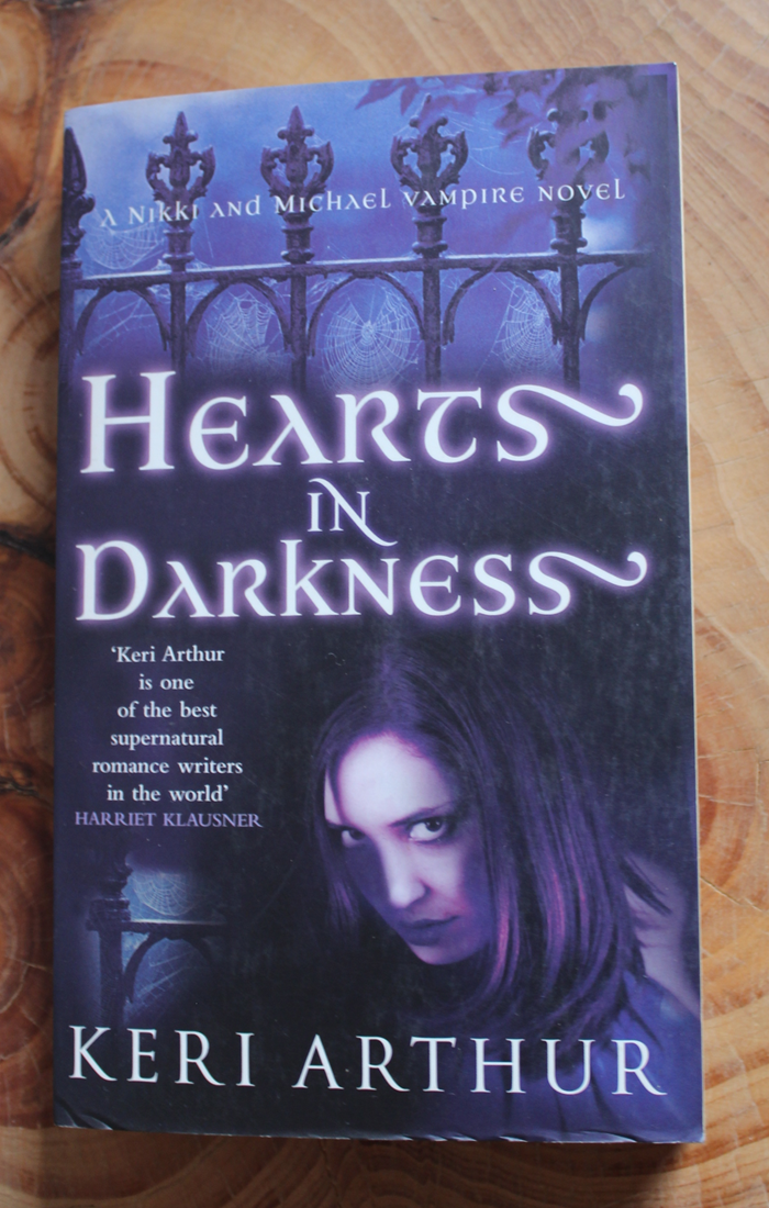 Front Cover Of Hearts in darkness (Keri Arthur)