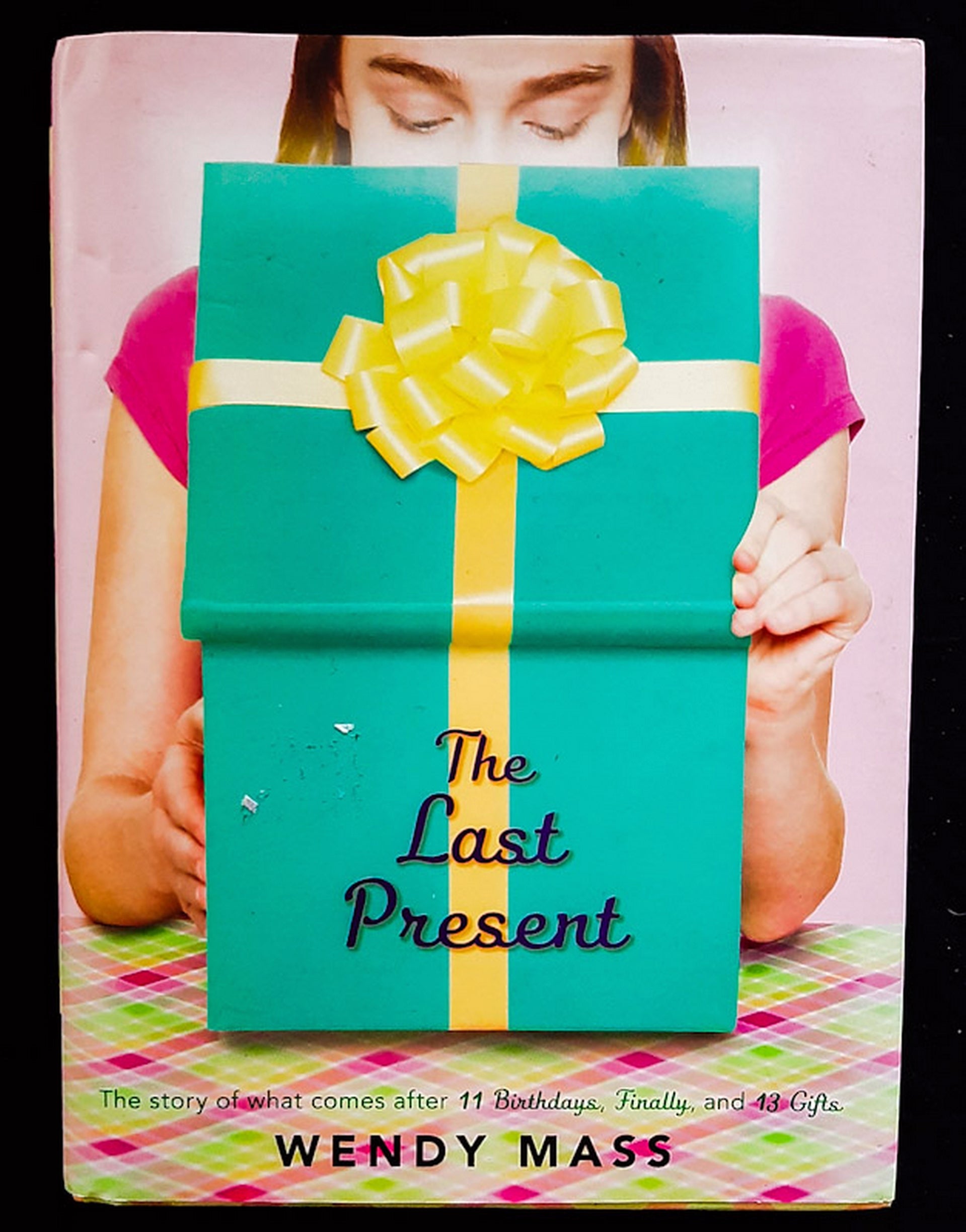 Front Cover Of The Last Present (Willow Falls #4) (Wendy Mass)