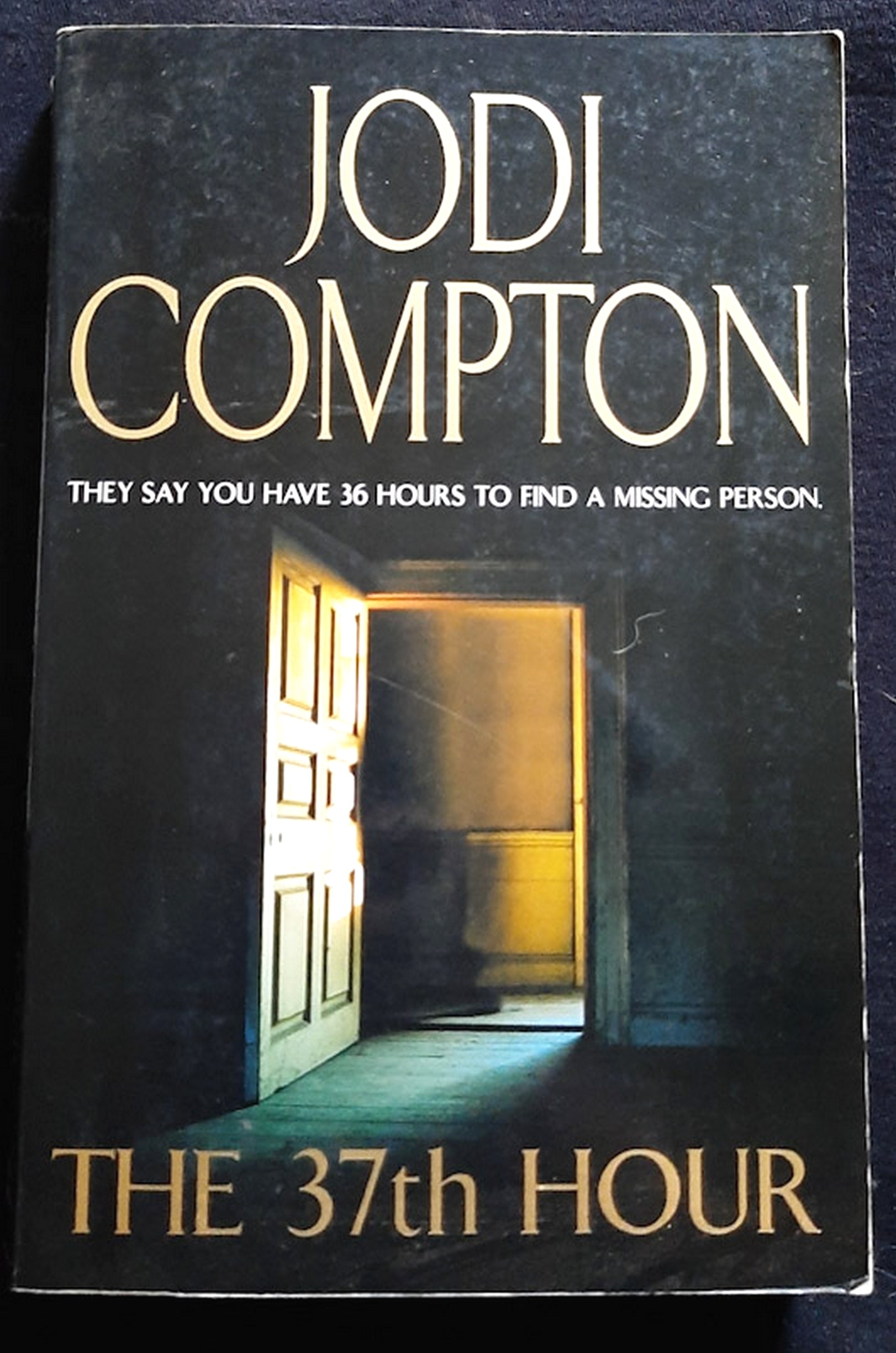 Front Cover Of The 37th Hour (Sarah Pribek #1) (Jodi Compton)
