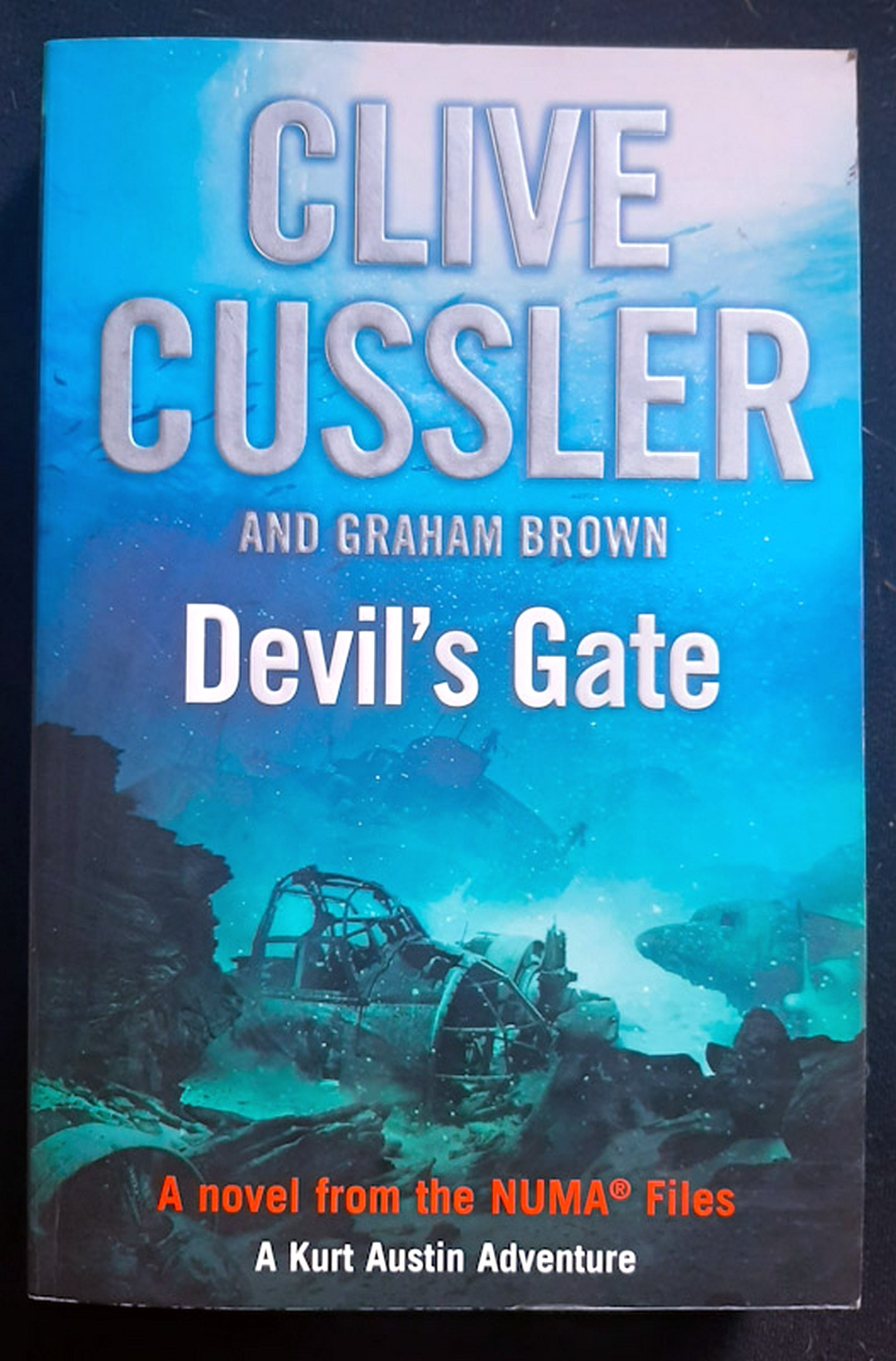 Front Cover Of Devil's Gate (NUMA Files #9) (Clive Cussler)