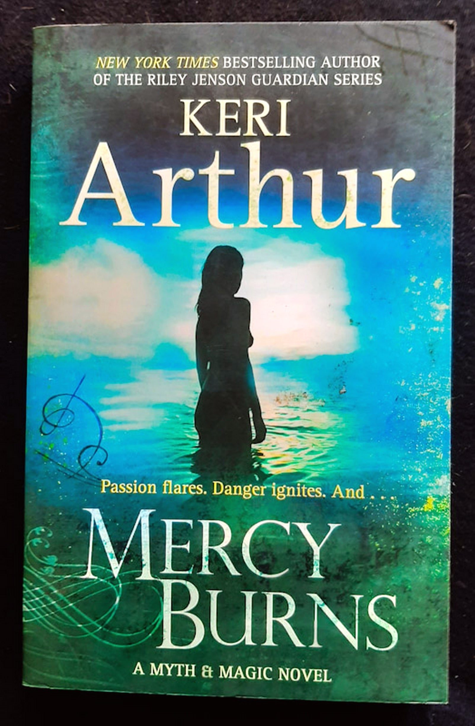 Front Cover Of Mercy Burns (Myth and Magic #2) (Keri Arthur)