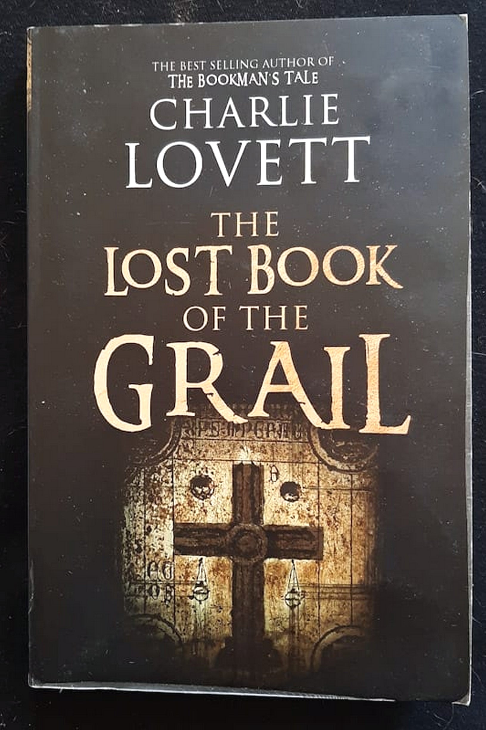 Front Cover Of The Lost Book of the Grail (Charlie Lovett)