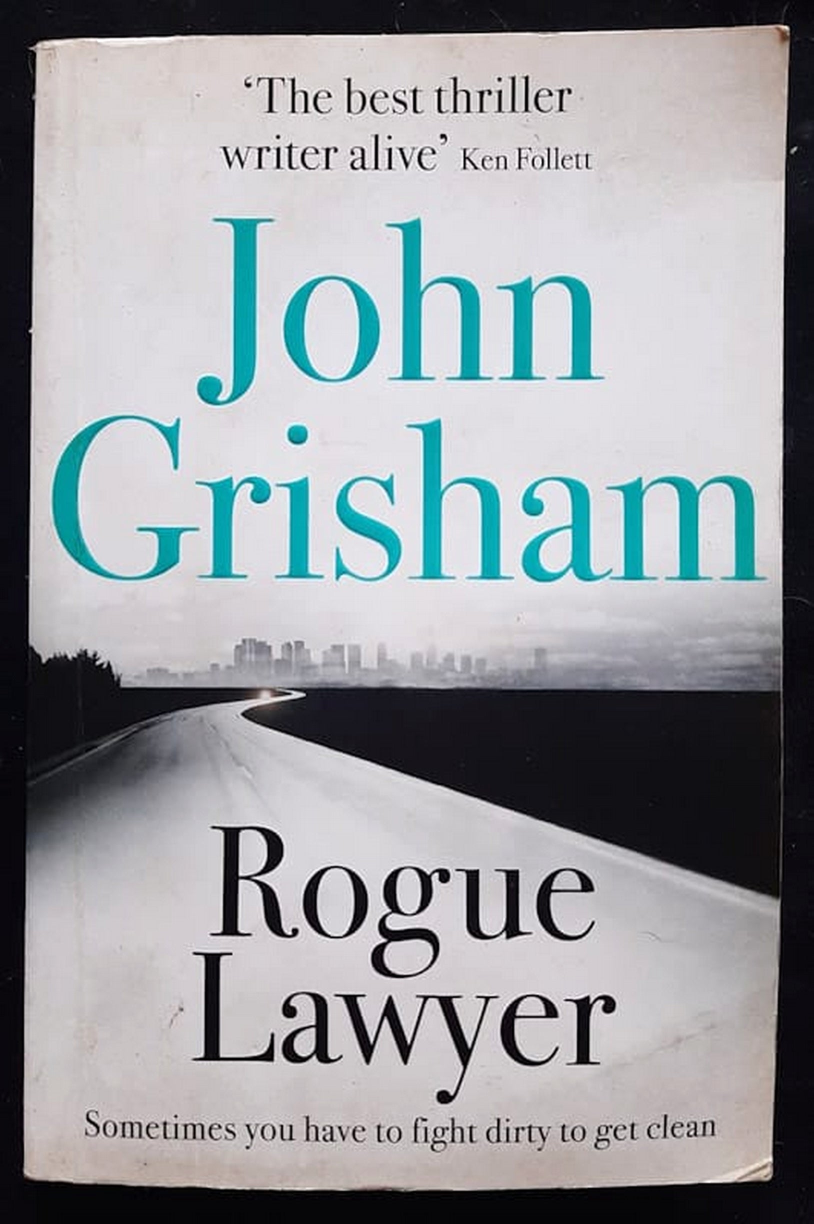 Front Cover Of Rogue Lawyer (Rogue Lawyer #1) (John Grisham)