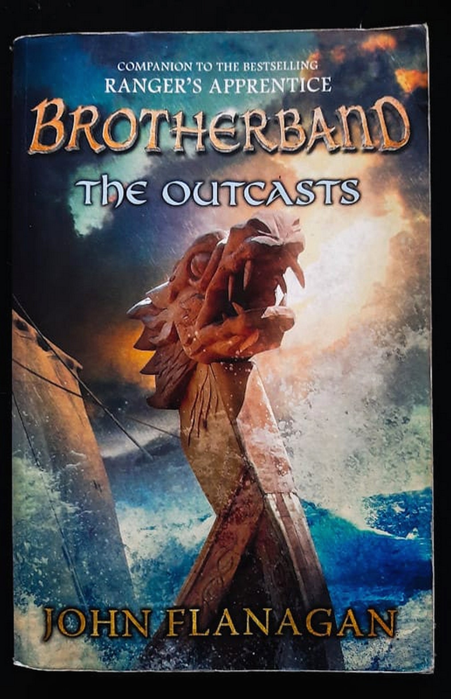 Front Cover Of The Outcasts (Brotherband Chronicles #1) (John Flanagan)