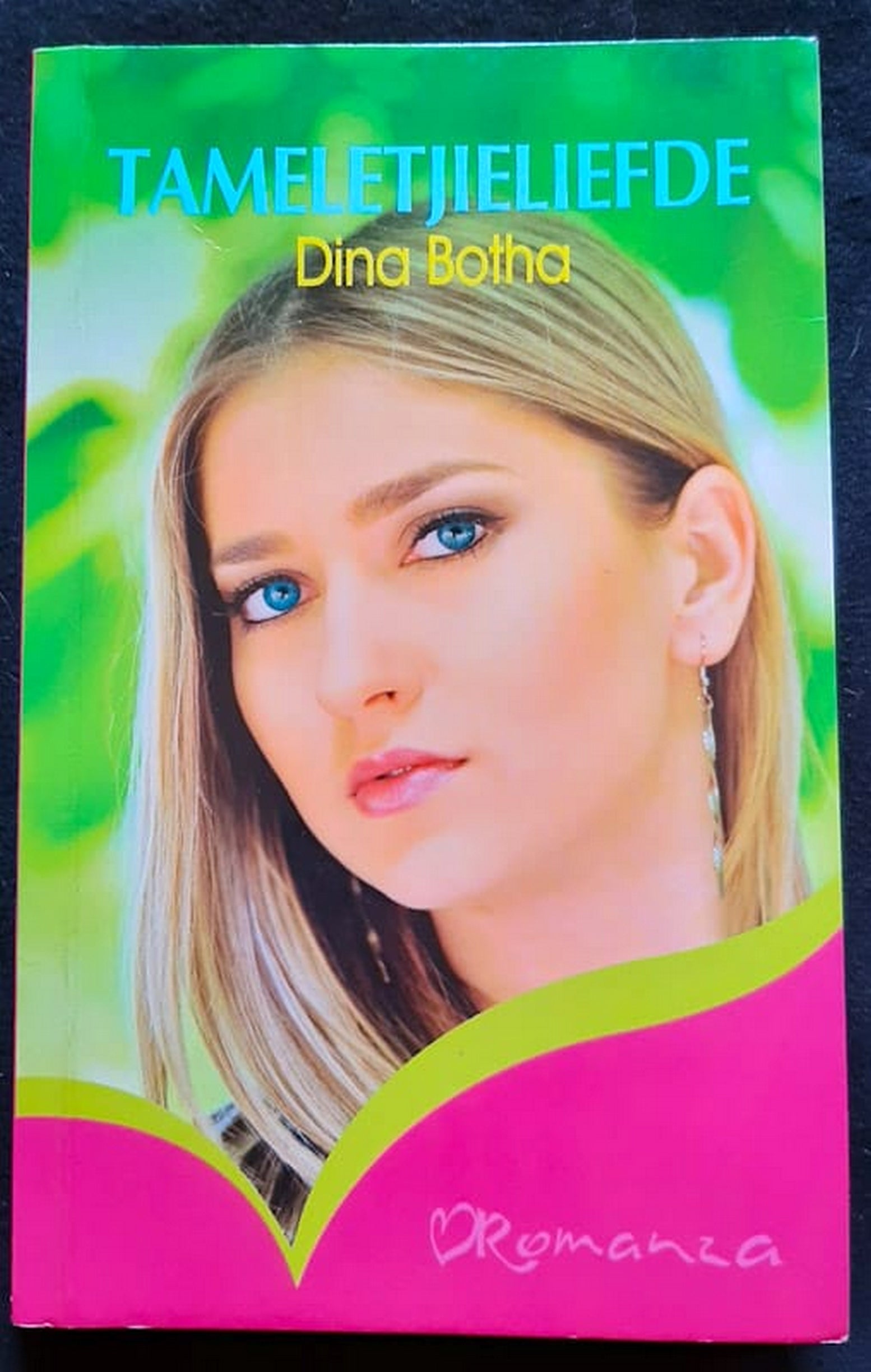 Front Cover Of Bestselling Book Tameletjieliefde (Dina Botha
)