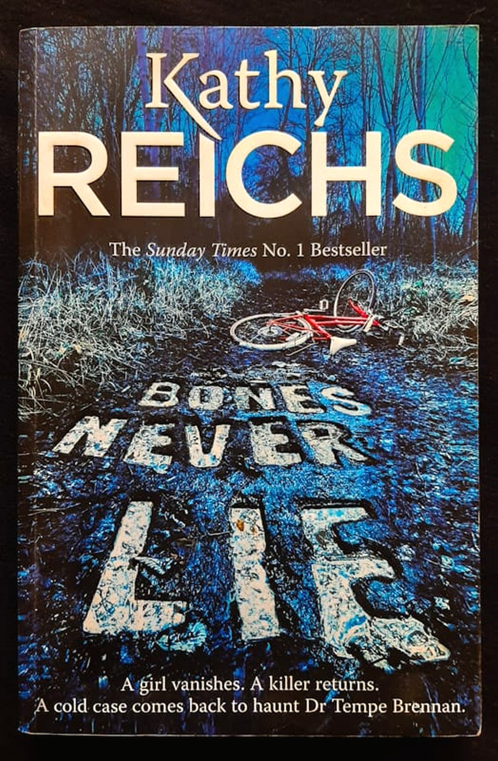 Front Cover Of Bones Never Lie (Temperance Brennan #17) (Kathy Reichs)