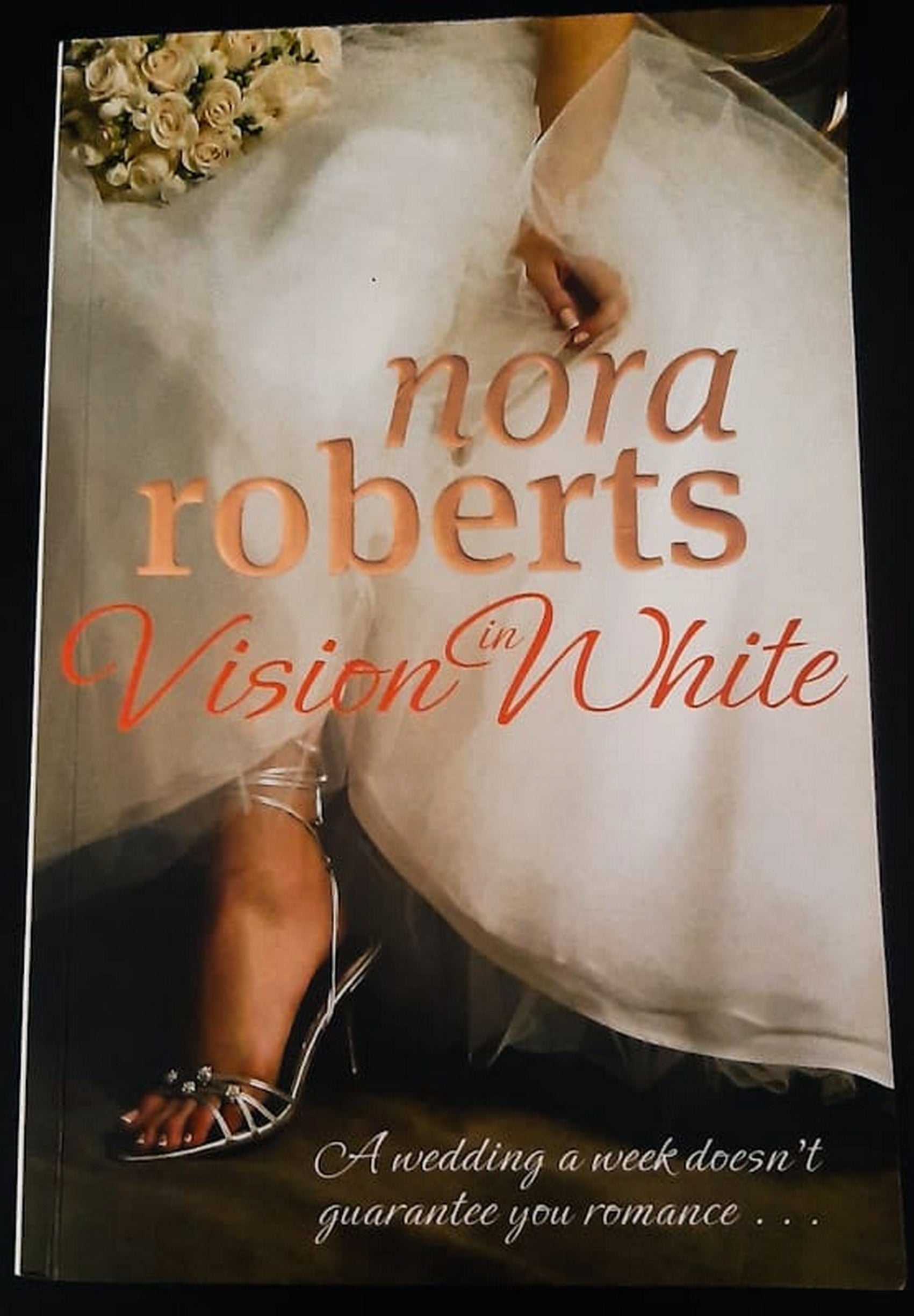 Front Cover Of Vision in White (Bride Quartet #1) (Nora Roberts)