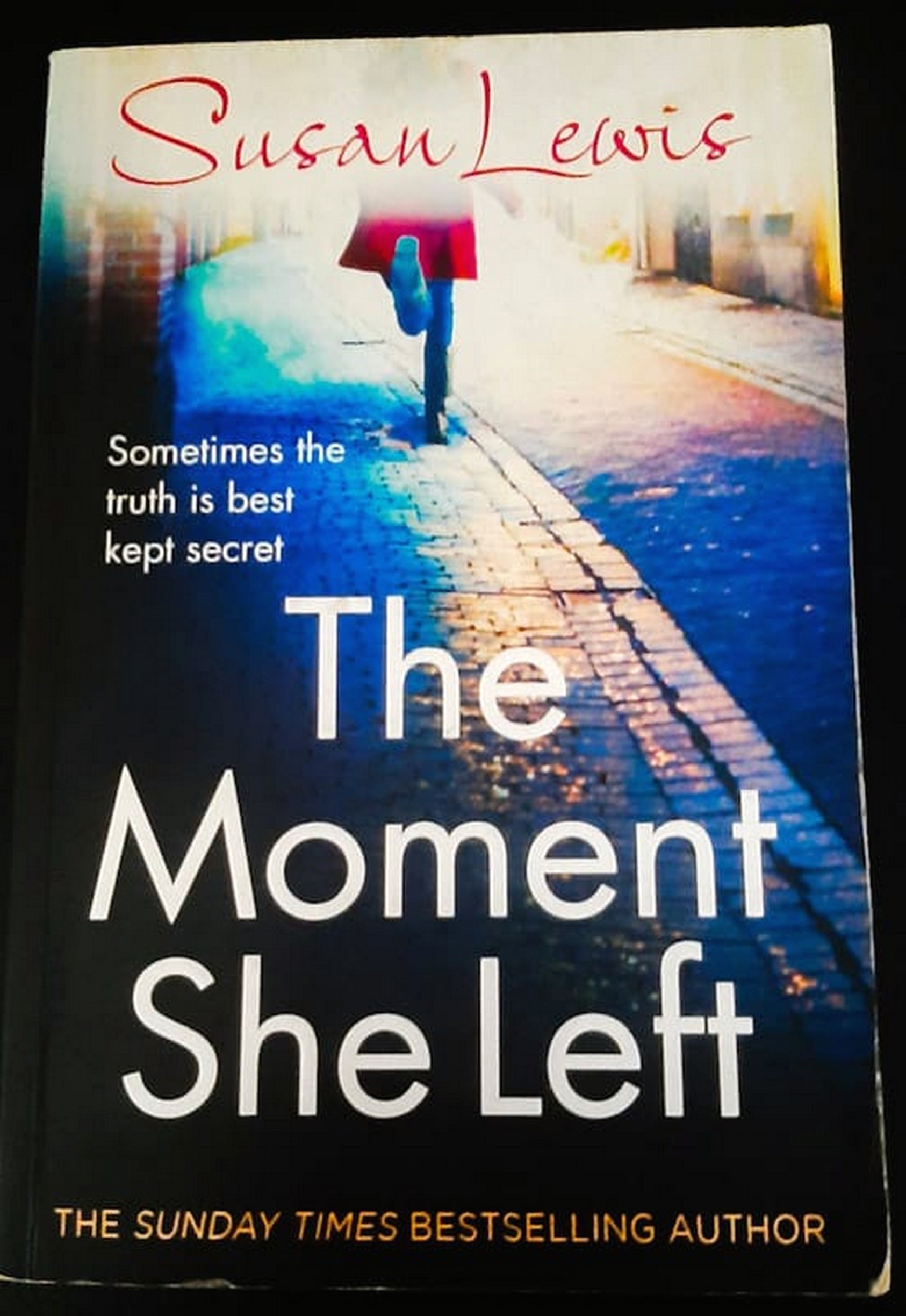Front Cover Of The Moment She Left (Andee Lawrence #3) (Susan Lewis)