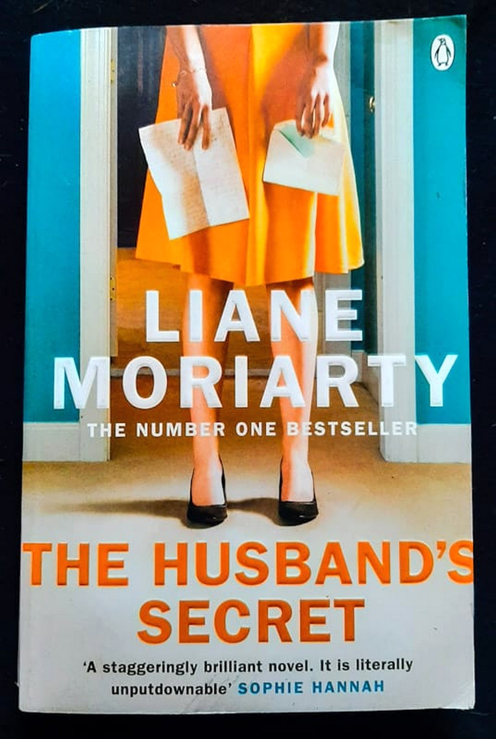 Front Cover Of Bestselling Book The Husband'S Secret (Liane Moriarty
)