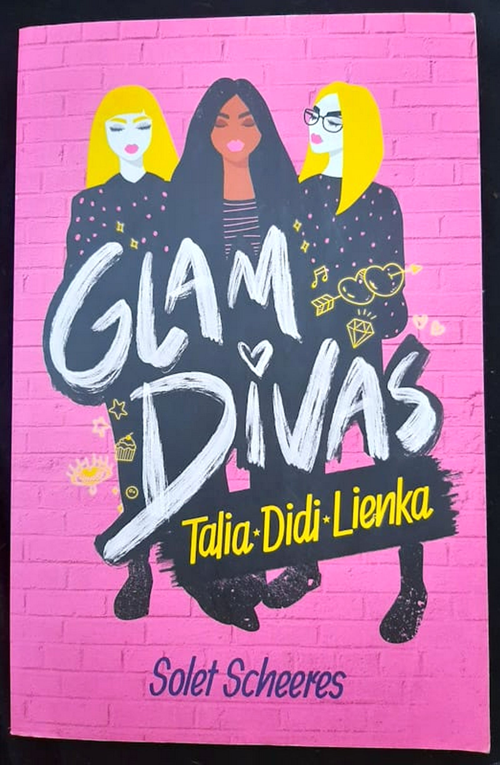 Front Cover Of Bestselling Book Glam Divas Omnibus (Solet Scheeres
)