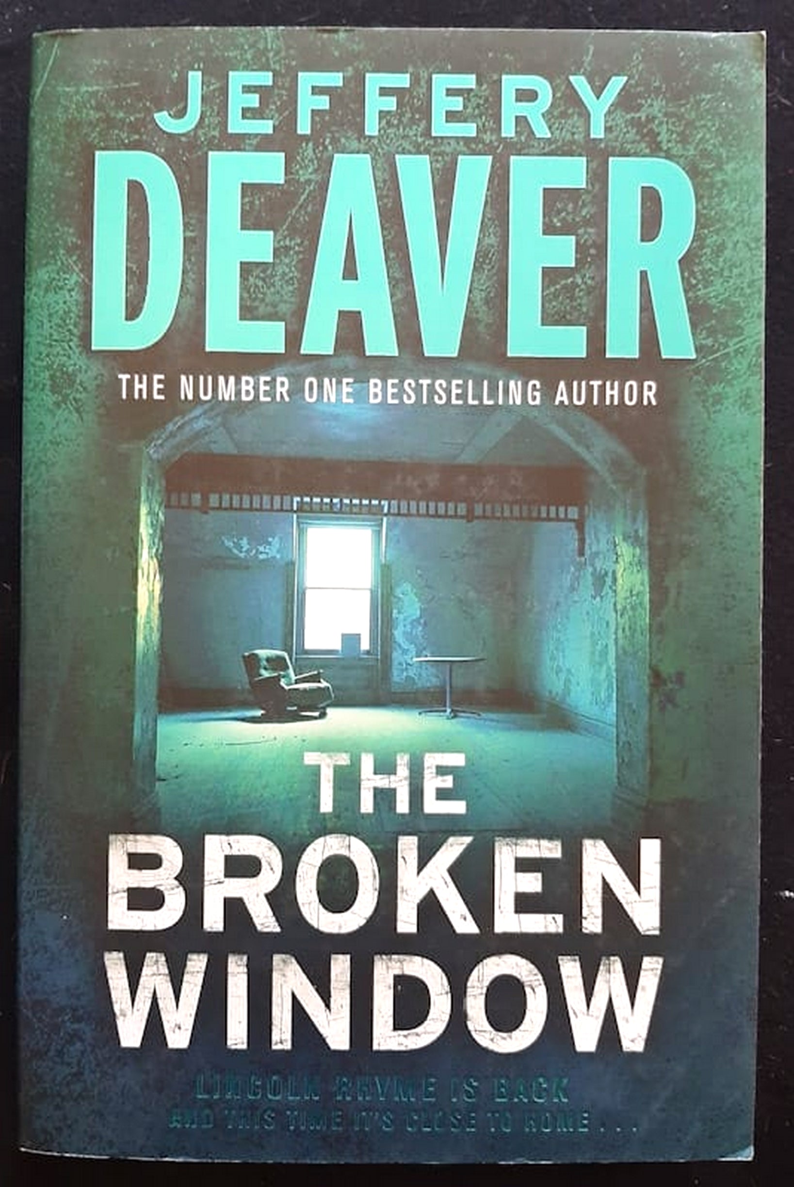 Front Cover Of Bestselling Book The Broken Window (Lincoln Rhyme #8) (Jeffery Deaver
)