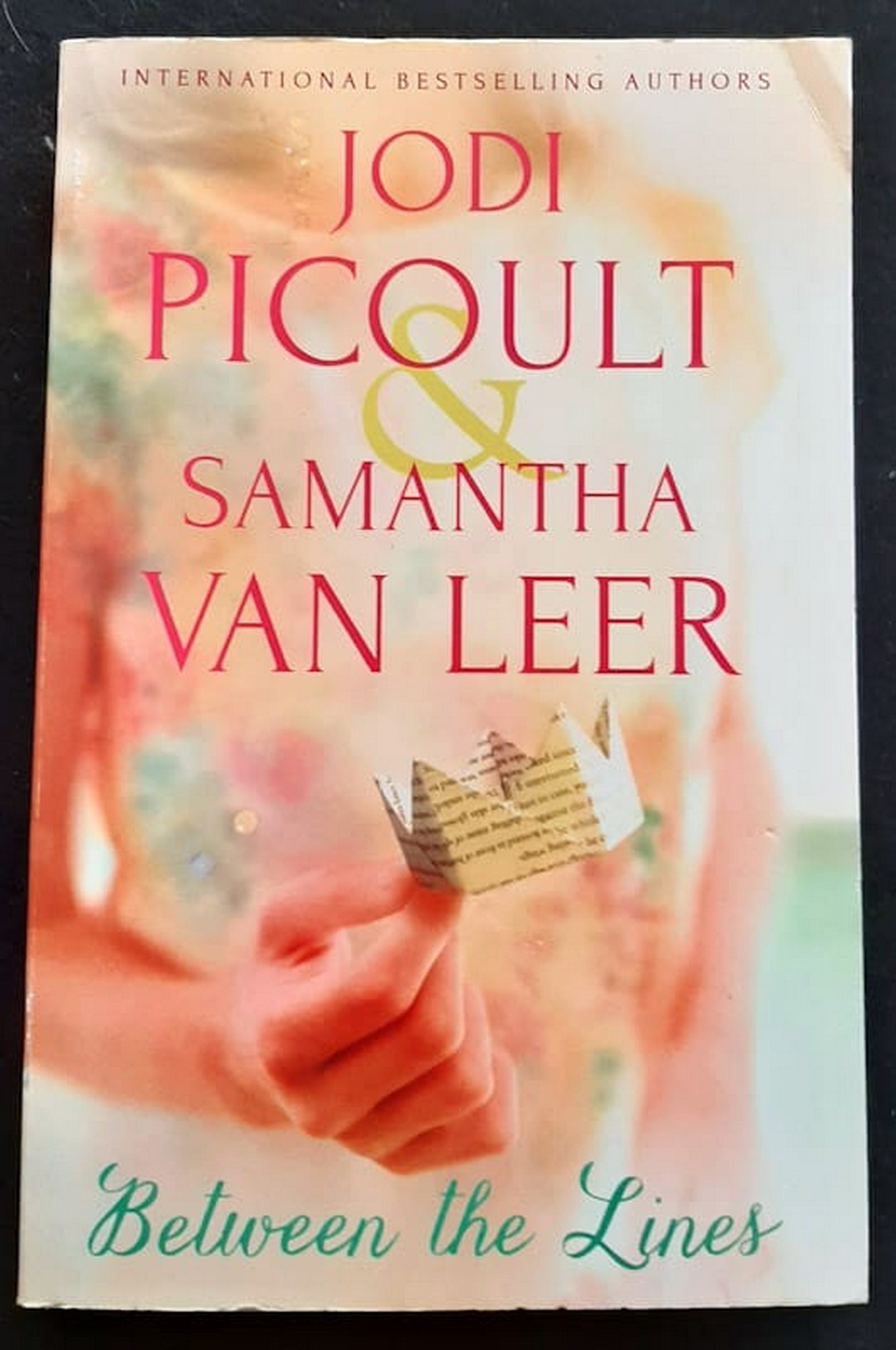 Front Cover Of Bestselling Book Between The Lines (Between The Lines #1) (Jodi Picoult
)