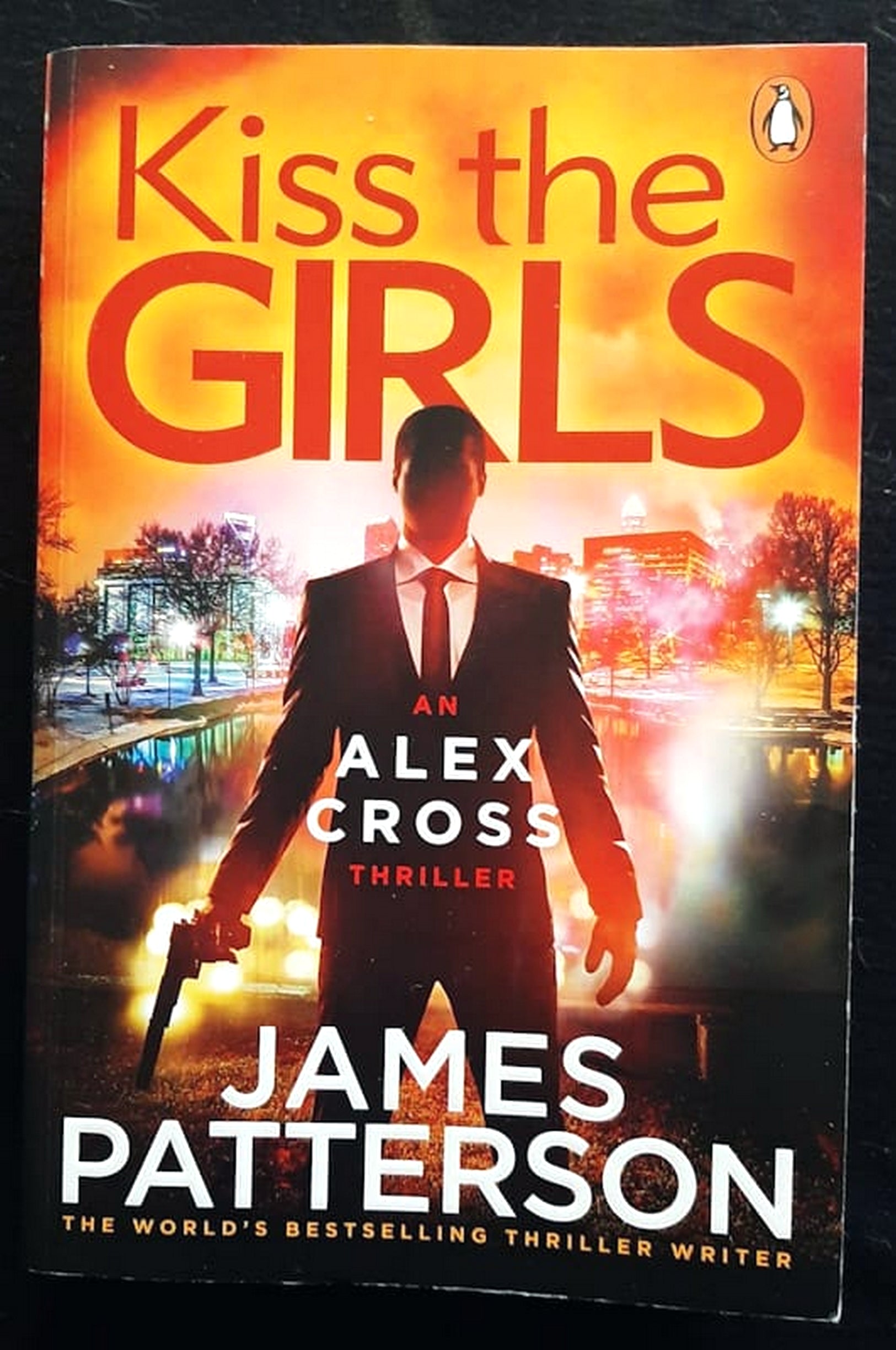 Front Cover Of Bestselling Book Kiss The Girls (Alex Cross #2) (James Patterson
)