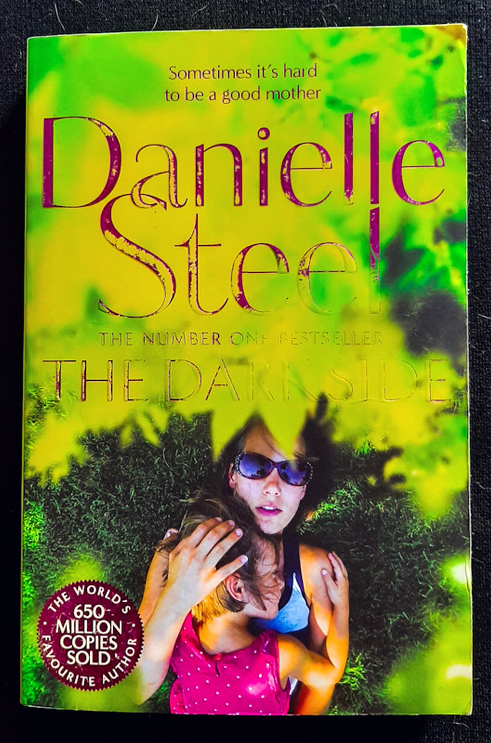 Front Cover Of Bestselling Book The Dark Side (Danielle Steel
)