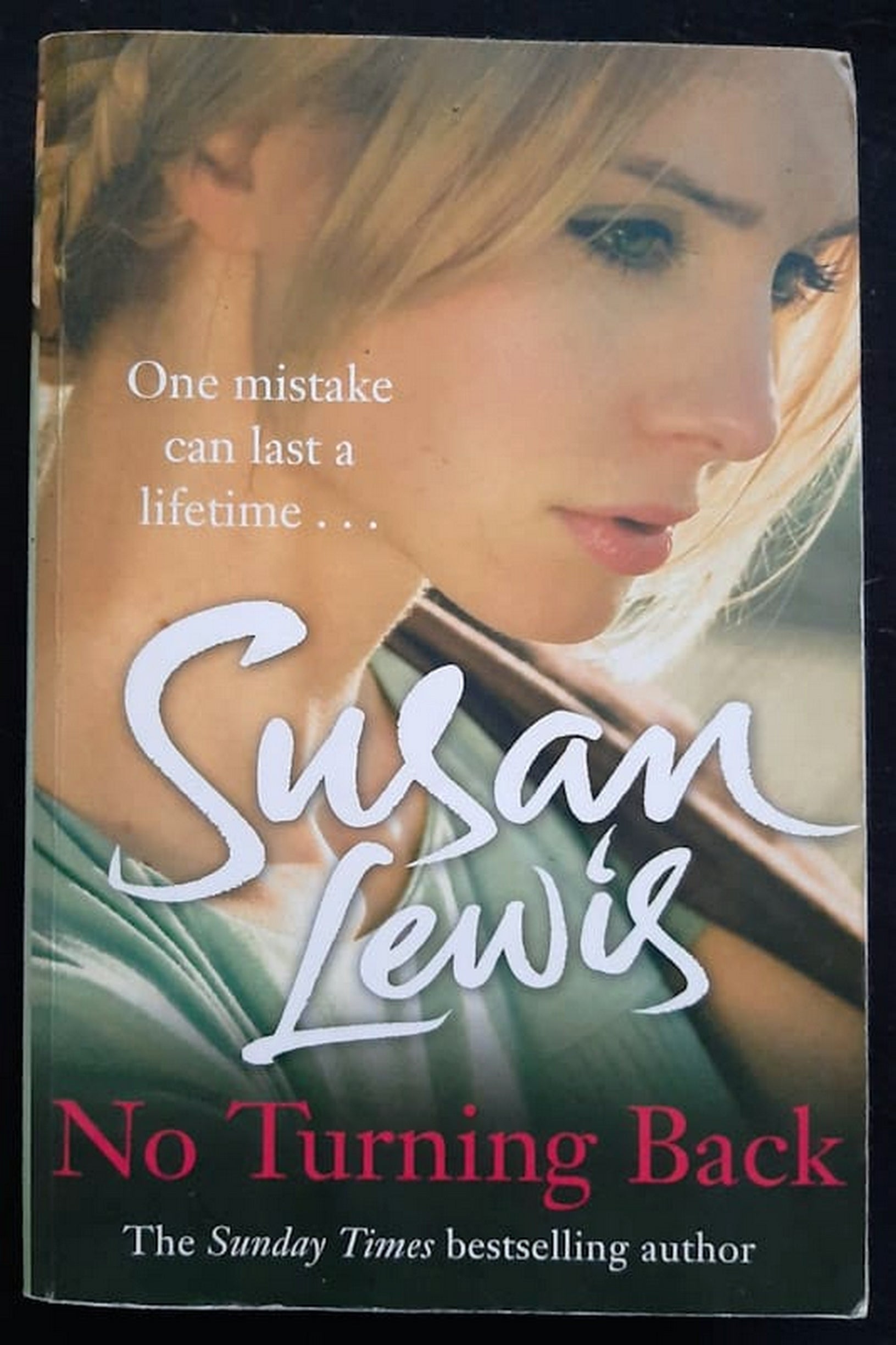 Front Cover Of Bestselling Book No Turning Back (Susan Lewis
)
