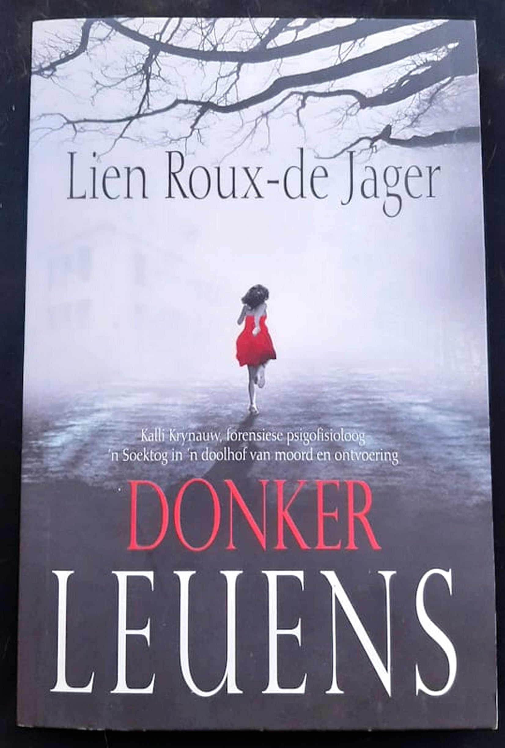Front Cover Of Bestselling Book Donker Leuens (Kalli Krynauw #1) (Lien Roux-De Jager
)