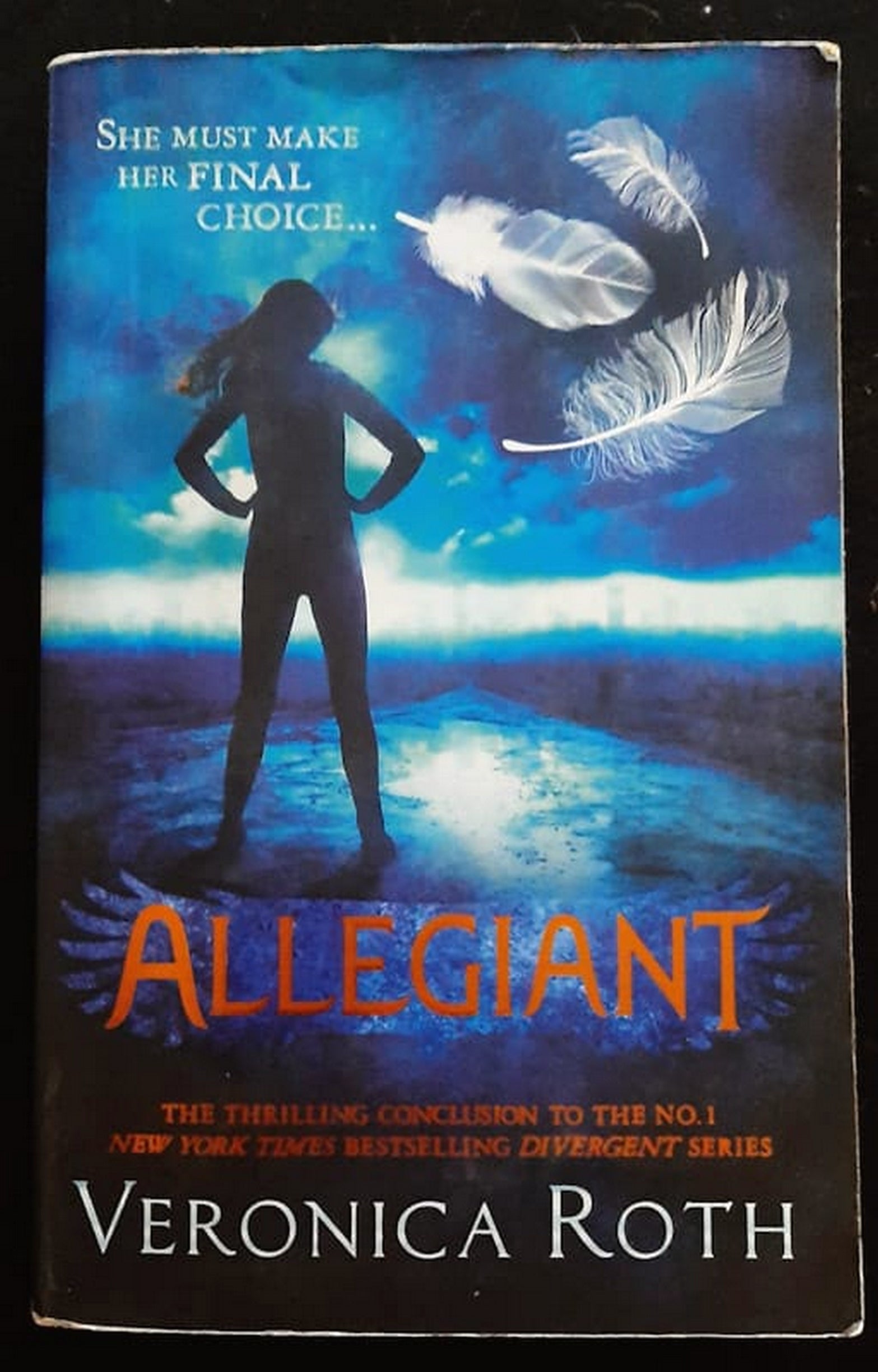 Front Cover Of Bestselling Book Allegiant (Divergent #3) (Veronica Roth
)