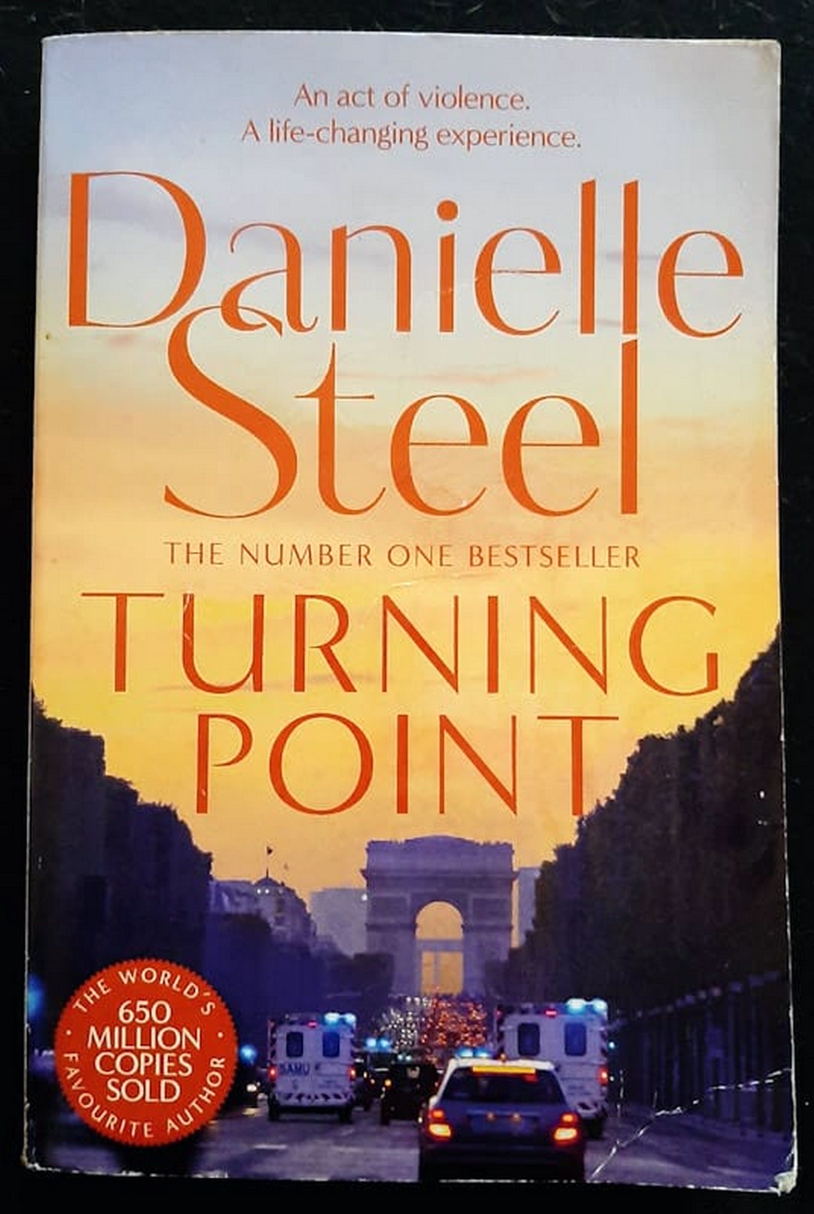 Front Cover Of Bestselling Book Turning Point (Danielle Steel
)