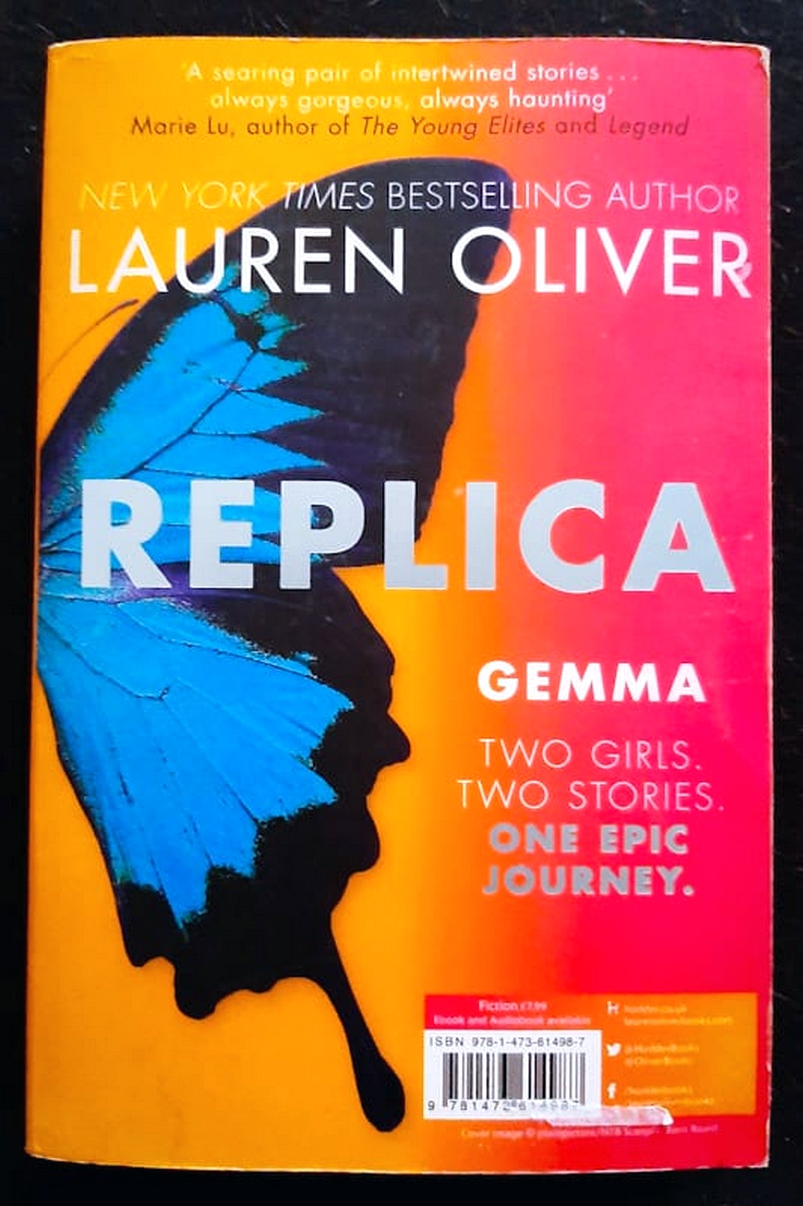 Front Cover Of Bestselling Book Replica (Replica #1) (Lauren Oliver
)