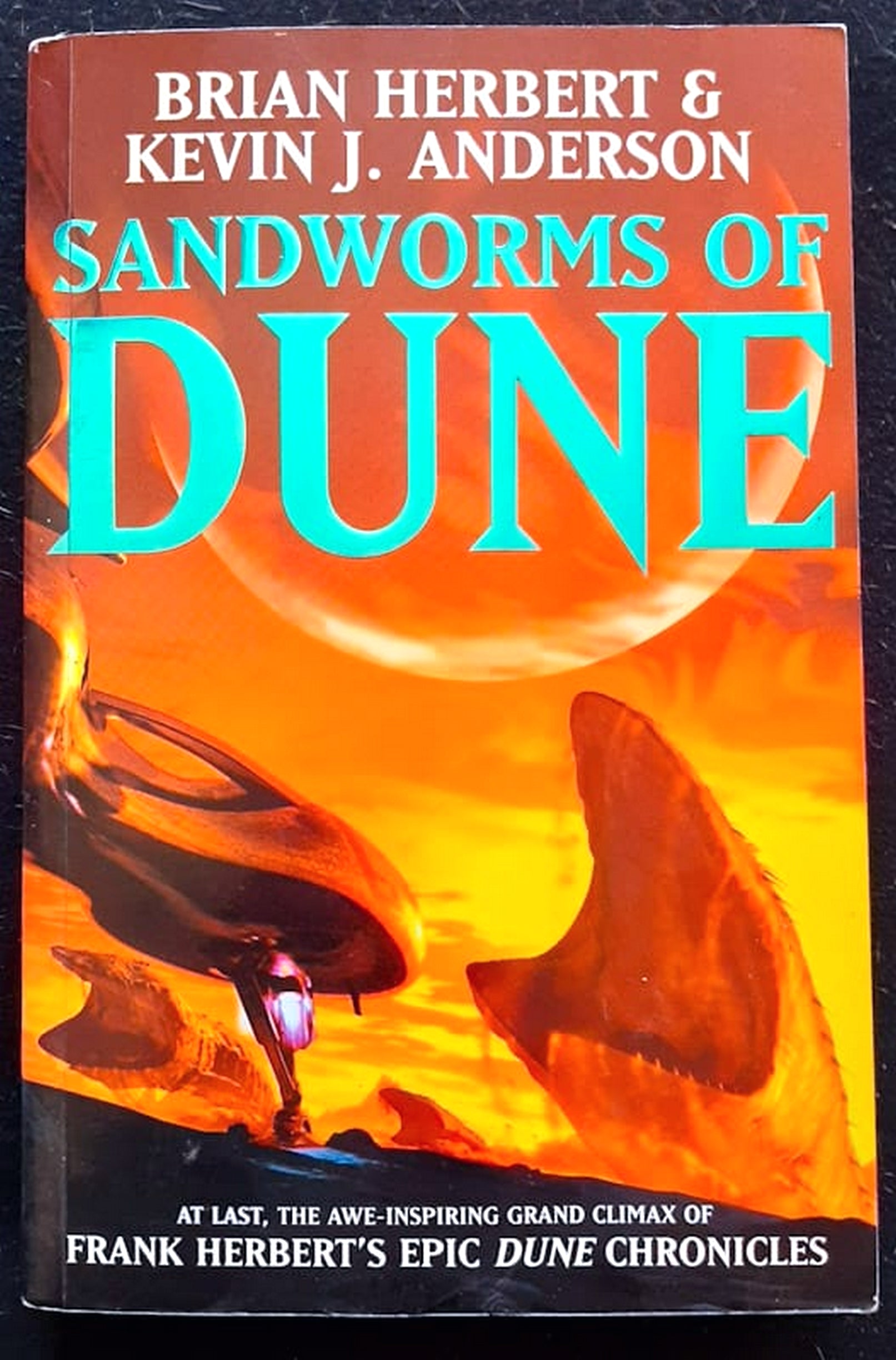 Front Cover Of Bestselling Book Sandworms Of Dune (Dune #8) (Brian Herbert, Kevin J. Anderson
)