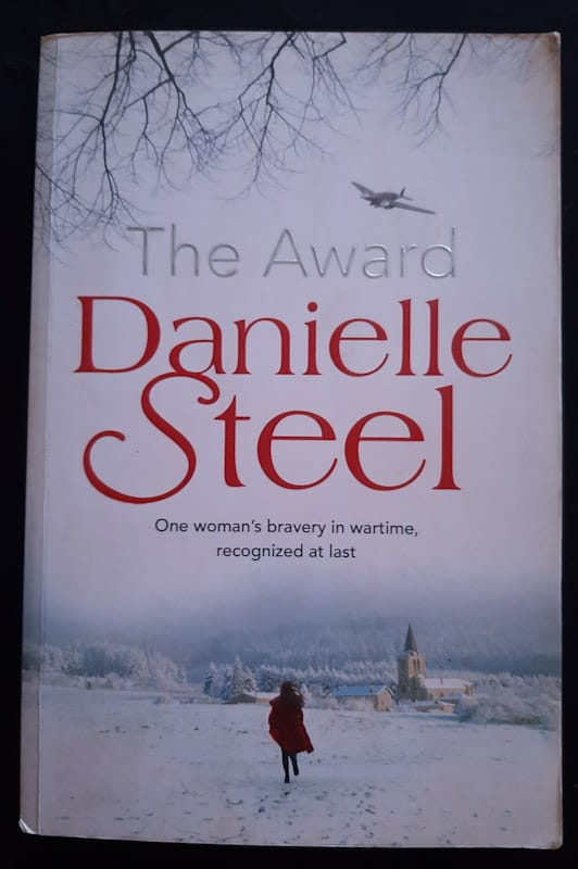 Front of cover of The Award (Danielle Steel)