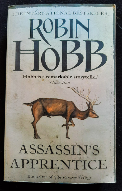 Front Cover Of Assassin'S Apprentice (The Farseer Trilogy #1) (Robin Hobb
)