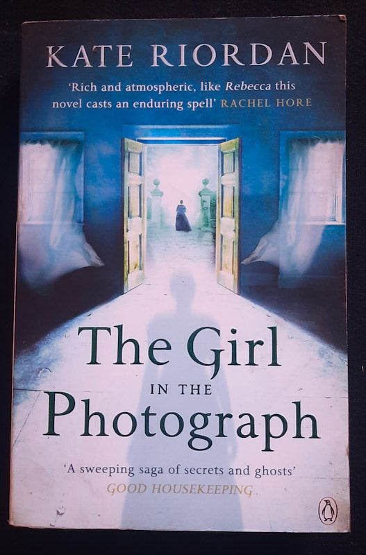 Front Cover Of The Girl In The Photograph (Kate Riordan
))