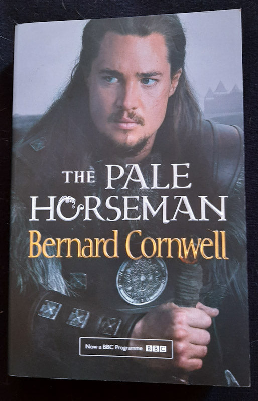 Front Cover Of The Pale Horseman (The Last Kingdom #2) (Bernard Cornwell
)