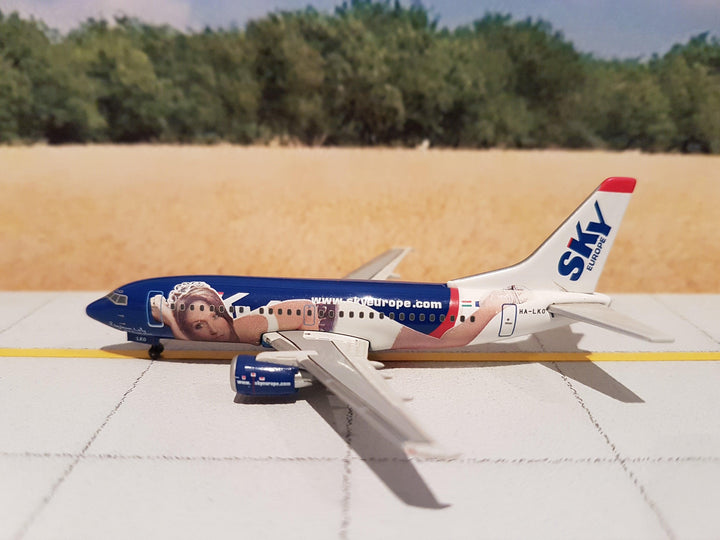 Front Cover Of Boeing B737-5Y0 Sky Europe Phoenix 1:400)