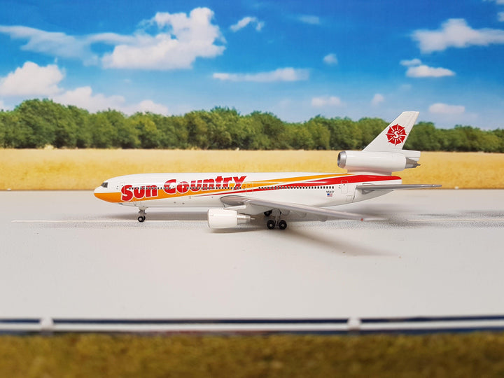 Front Cover Of Douglas DC-10-15 Sun Country GeminiJets 1:400)