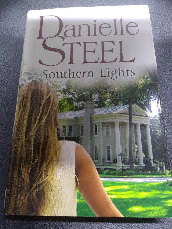 Front Cover Of The Best-Selling Book Southern Lights Danielle Steel